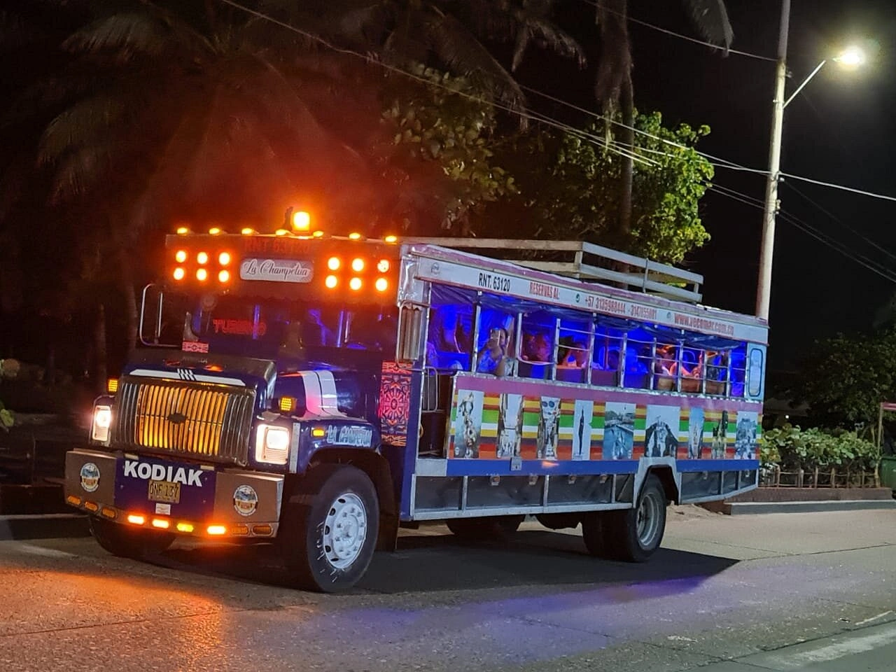 Chiva Rumbera por la Ciudad de Cartagena